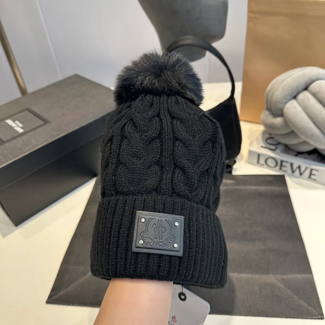 P70 Moncler hooded twist warm wool hat, sweet and cool style get! Reduce your age and make your face appear smaller. I’d like to share it with you all. The four colors match well and the breasts are so milky~