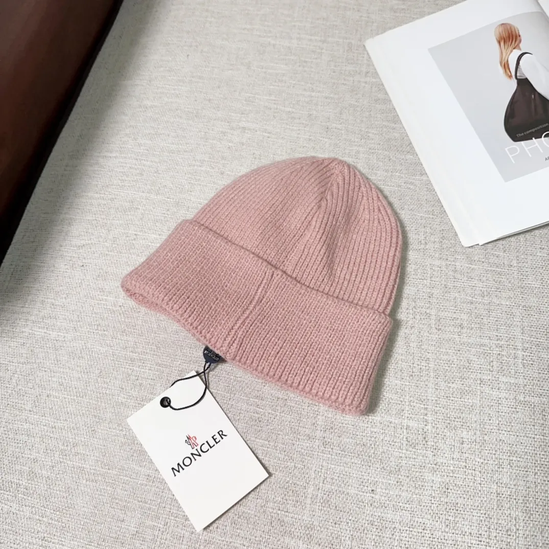 💰40 Moncler Moncler 💥Official website classic knitted hat, replica of the original. Very soft and skin-friendly, very elastic 💓 Textured and very versatile style ~ Warm cashmere woolen hat, one size fits all and elastic ~ Unisex, can be worn by any head size. Super quality, highly recommended