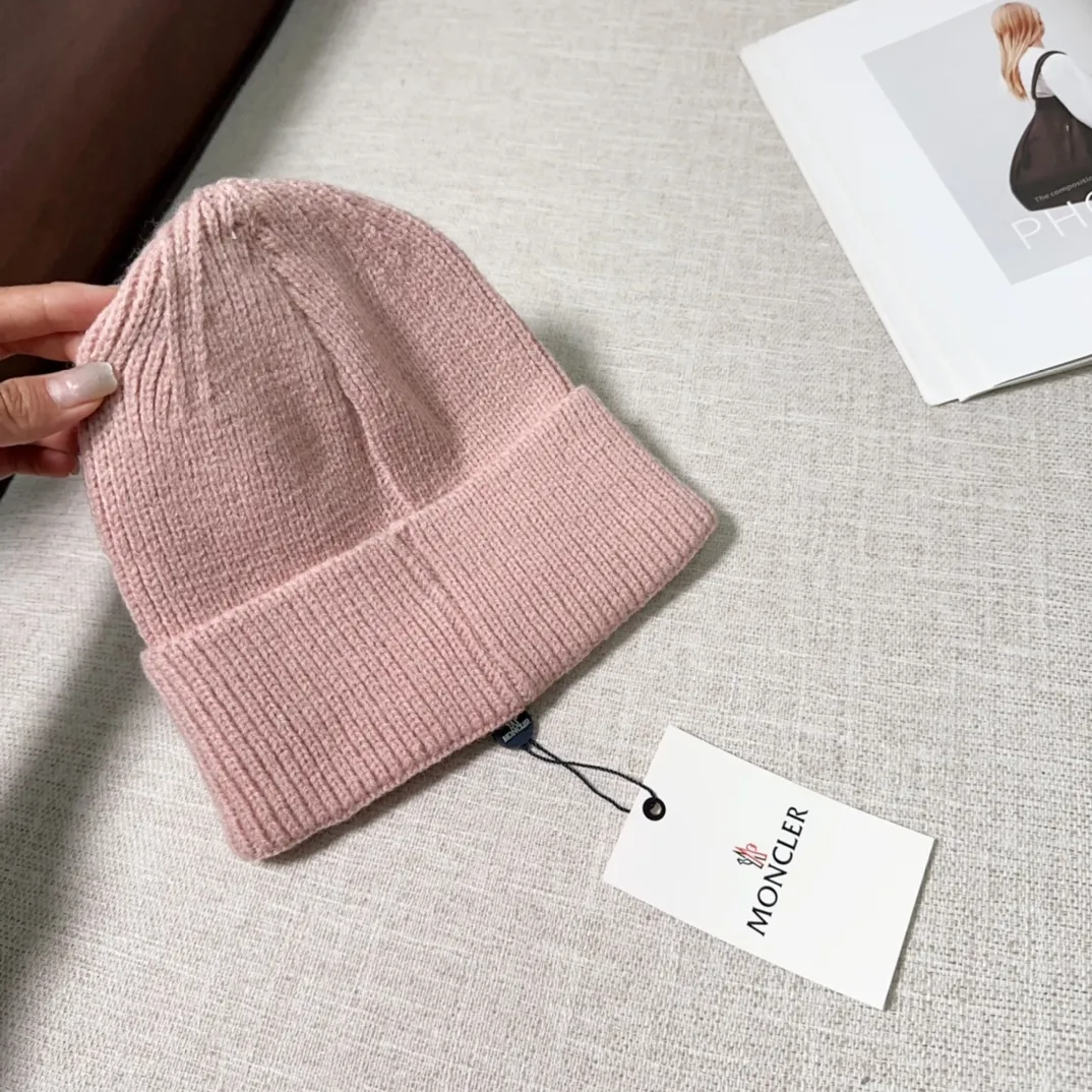 💰40 Moncler Moncler 💥Official website classic knitted hat, replica of the original. Very soft and skin-friendly, very elastic 💓 Textured and very versatile style ~ Warm cashmere woolen hat, one size fits all and elastic ~ Unisex, can be worn by any head size. Super quality, highly recommended