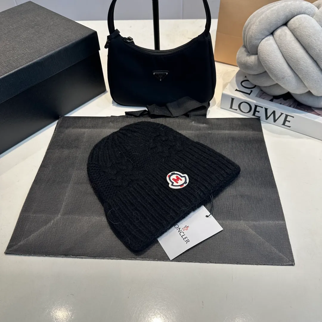 P90 high version Moncler Moncler 💥 Official website classic knitted hat, replica of the original. Very soft and skin-friendly, very elastic 💓 Textured and very versatile style ~ Warm cashmere woolen hat, one size fits all and elastic ~ Unisex, can be worn by any head size. Super quality, highly recommended