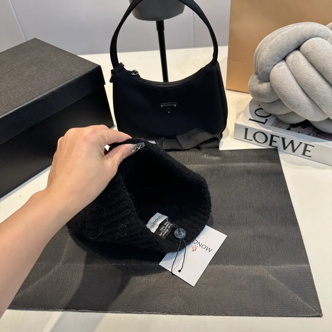 P90 high version Moncler Moncler 💥 Official website classic knitted hat, replica of the original. Very soft and skin-friendly, very elastic 💓 Textured and very versatile style ~ Warm cashmere woolen hat, one size fits all and elastic ~ Unisex, can be worn by any head size. Super quality, highly recommended