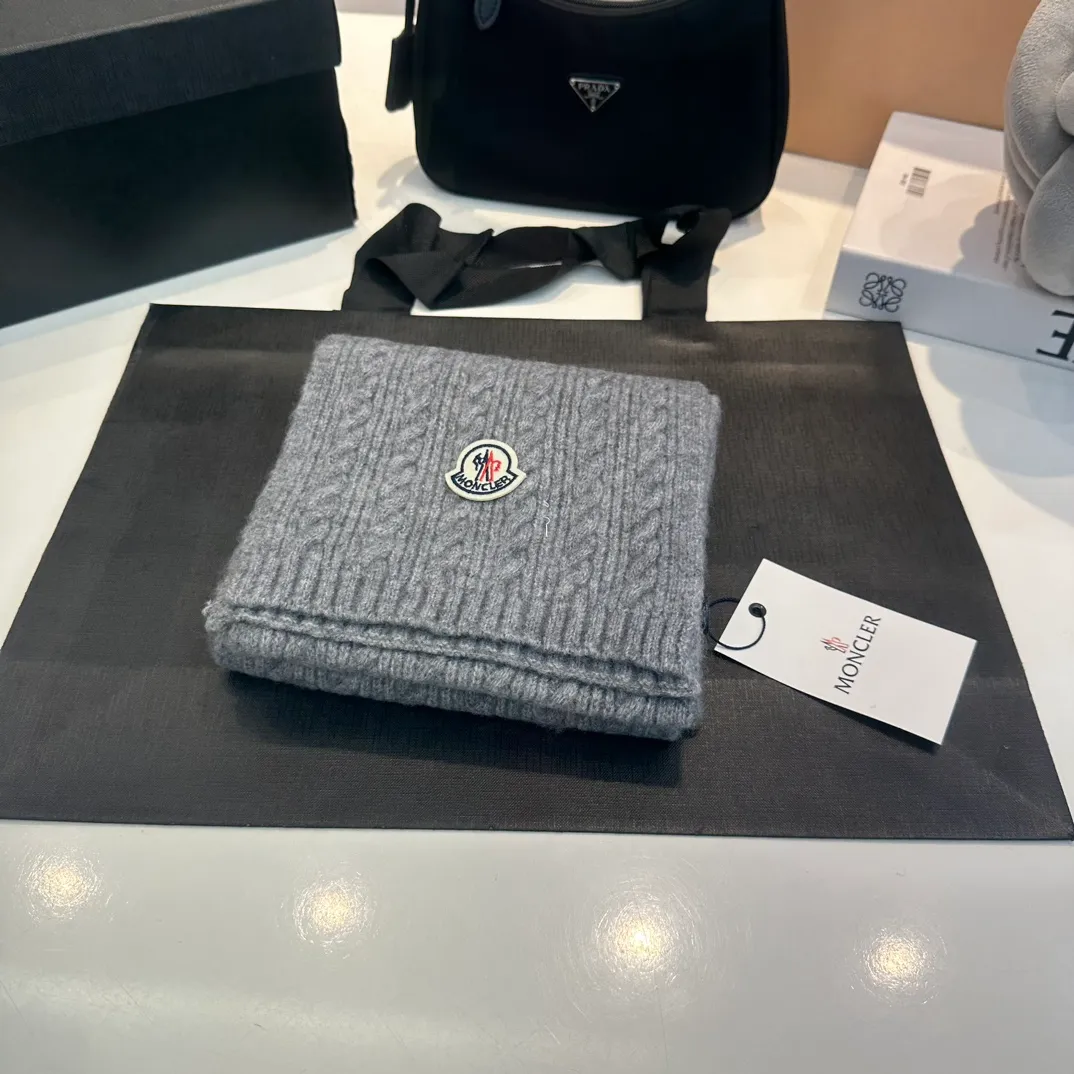 P90 MONCLER, classic cashmere and rabbit fleece quality! It's warm and super comfortable~A magical tool for young ladies to reduce their age in winter~This is the only thing you need this winter that's both warm and fashionable! Unisex model! Can be made as a couple model