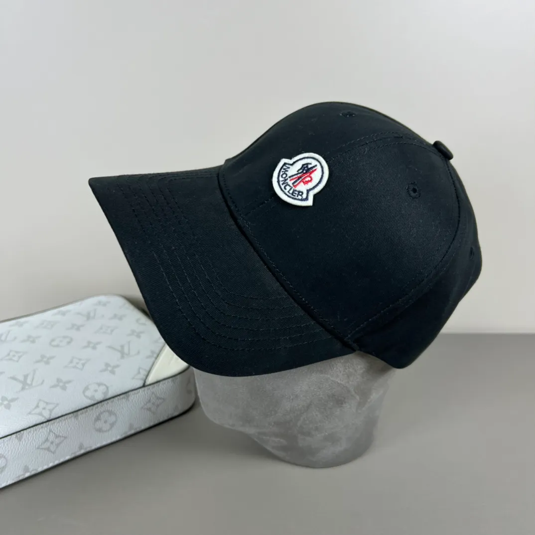 P56 comes with dust bag MONCLER mouth covering 🎩Good quality, high-end atmosphere, super popular 💖The texture is great, it is very easy to match when out on the street! Fashion trends! A must-have item for going out, the same style for men and women, get it now!