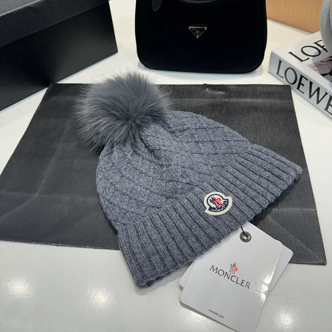 P80 Moncler👒high-end genuine exclusive style, hemp flower knitted hat, made of selected wool, skin-friendly and super soft‼ ️Paired with fox fur balls, it is very age-reducing‼ ️Complete trademark hangtags