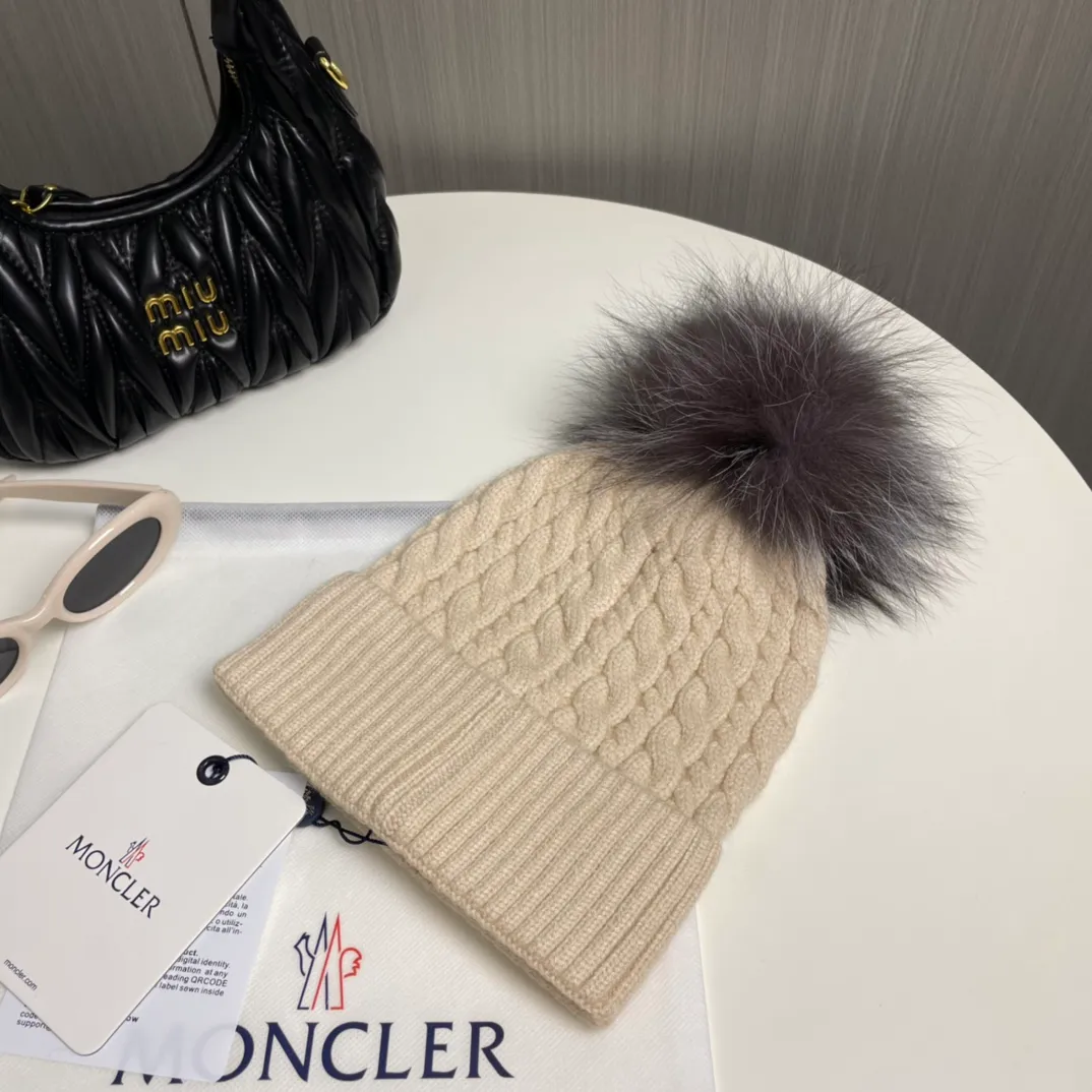 P90 with dust bag Moncler👒Classic original single-mouthed knitted wool hat, made of selected wool fabrics with ultra-high wool content‼ ️It feels super soft and has excellent elasticity. The rabbit fur ball is high-end, age-reducing and super warm!