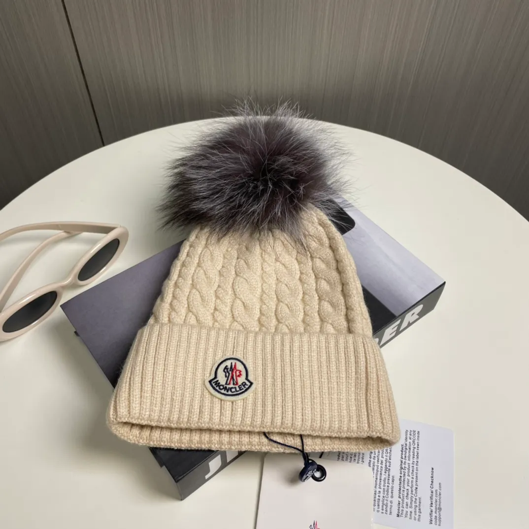 P90 with dust bag Moncler👒Classic original single-mouthed knitted wool hat, made of selected wool fabrics with ultra-high wool content‼ ️It feels super soft and has excellent elasticity. The rabbit fur ball is high-end, age-reducing and super warm!