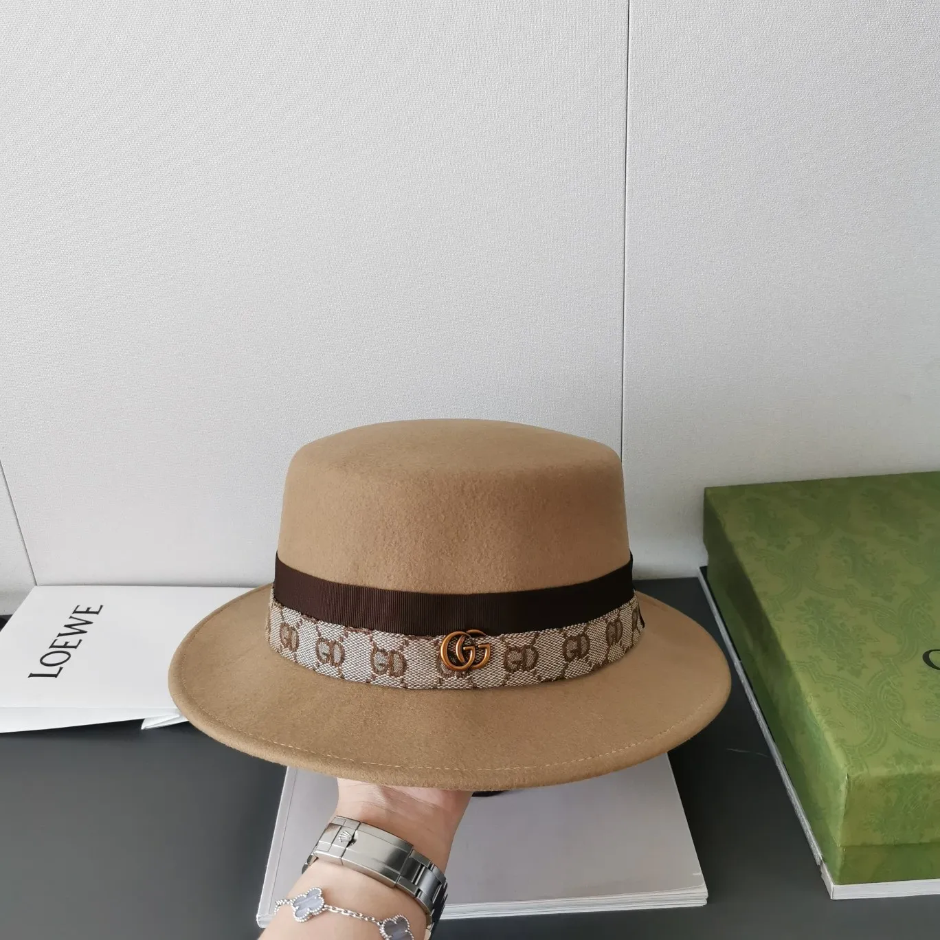 p170 Gucci flat-top webbed woolen hat, the most versatile one in autumn and winter🔛 The delicate texture of the material, the webbing splicing gives a high-end feel, the mold is customized with GG small fasteners, the bronze gold is very high-end, the French retro flavor🌟 low-key and luxurious, the hat shape is not picky, everyone has one💜