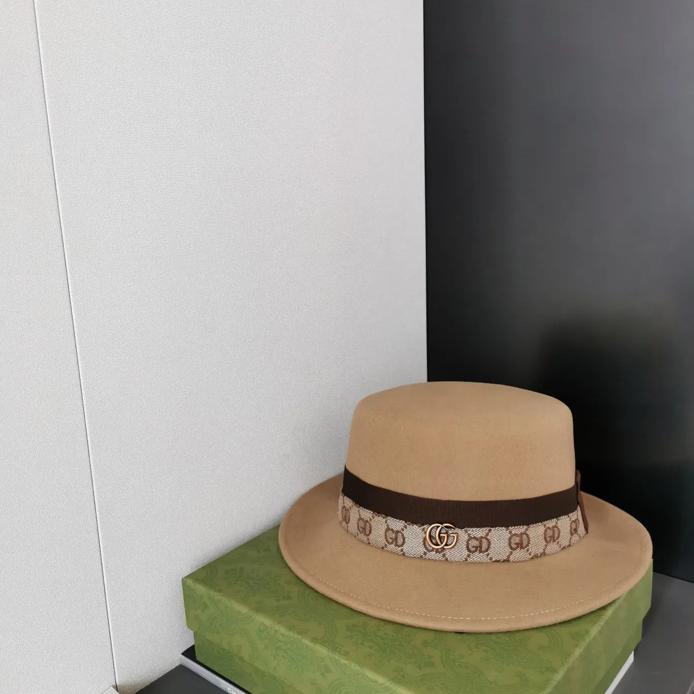 p170 Gucci flat-top webbed woolen hat, the most versatile one in autumn and winter🔛 The delicate texture of the material, the webbing splicing gives a high-end feel, the mold is customized with GG small fasteners, the bronze gold is very high-end, the French retro flavor🌟 low-key and luxurious, the hat shape is not picky, everyone has one💜