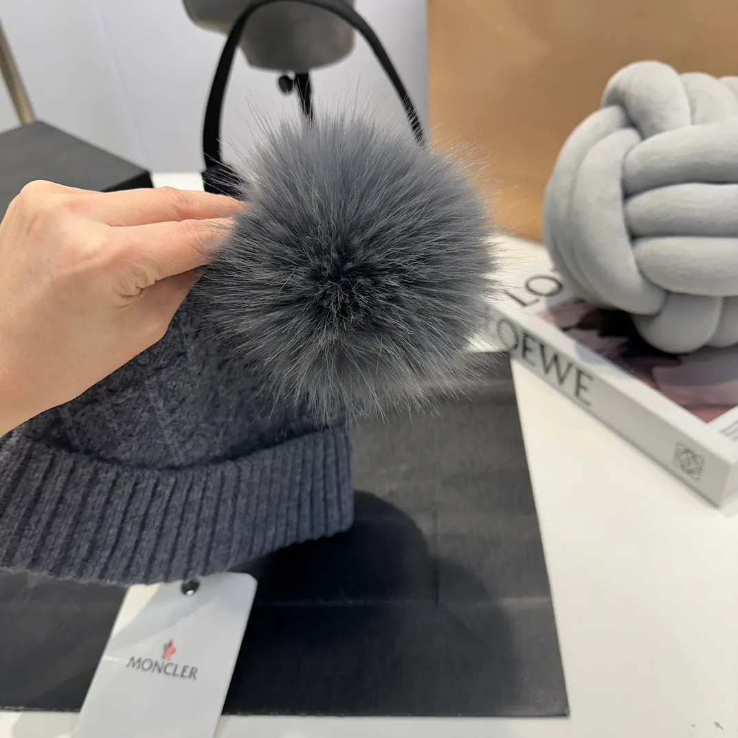 P80 Moncler👒high-end genuine exclusive style, hemp flower knitted hat, made of selected wool, skin-friendly and super soft‼ ️Paired with fox fur balls, it is very age-reducing‼ ️Complete trademark hangtags