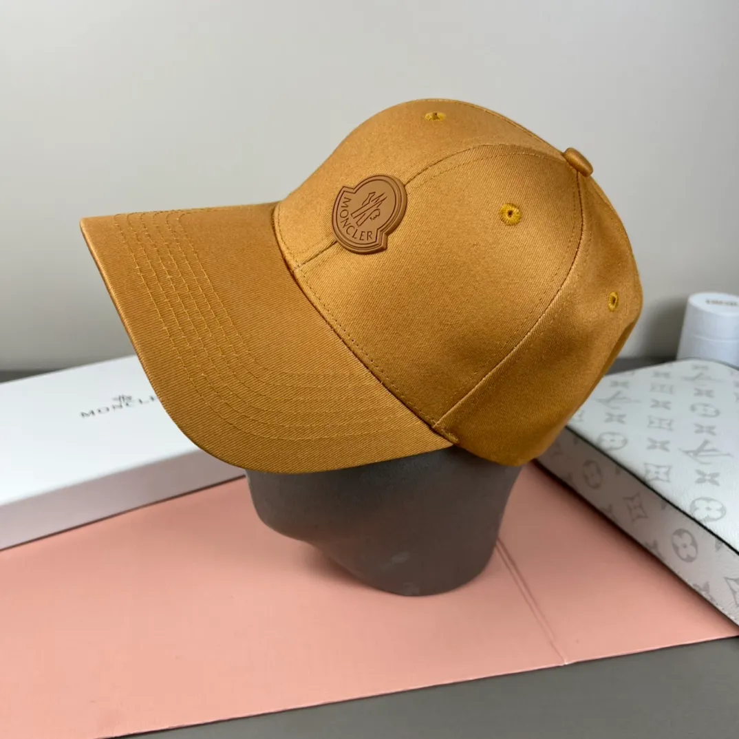 P52 comes with dust bag and MONCLER mouth covering🎩Good quality, high-end and stylish, super popular💖The texture is great, it’s great to match when out on the street! Fashion trends! A must-have item for going out, the same style for men and women, get it now!