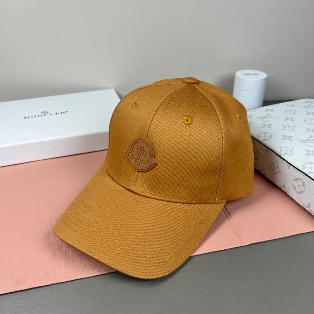 P52 comes with dust bag and MONCLER mouth covering🎩Good quality, high-end and stylish, super popular💖The texture is great, it’s great to match when out on the street! Fashion trends! A must-have item for going out, the same style for men and women, get it now!