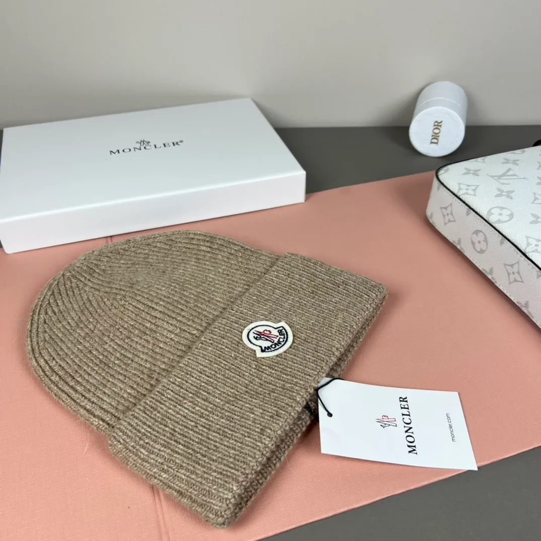 P50 comes with dust bag 🌺【MONCLER】Official website classic model, pay attention to the quality, the only one in the market that pays attention to quality details, 70% wool, 30% rabbit fur knitted hat! The same style for men and women, thicker and warmer, fashionable and popular 🌸First-class quality, the best brand for warmth in autumn and winter, order now, limited edition