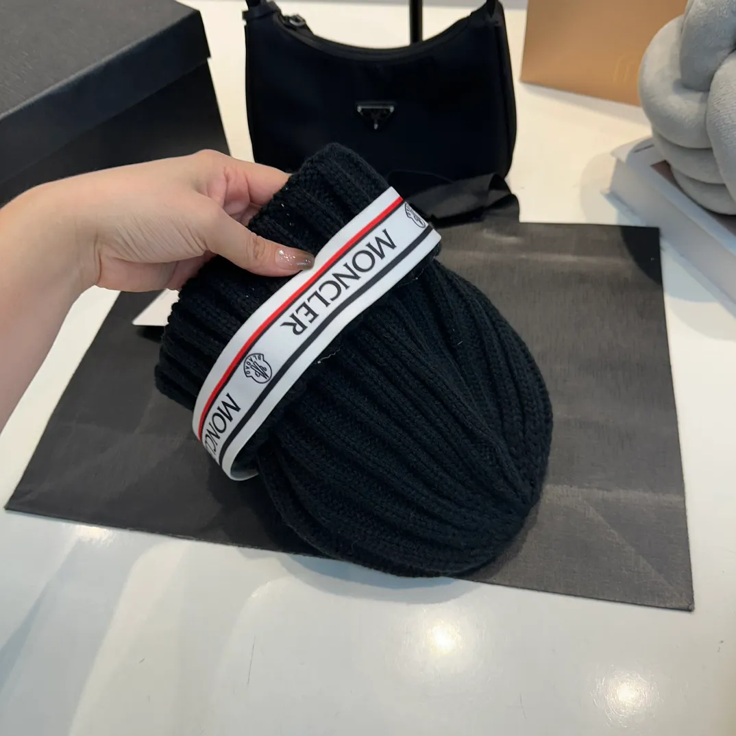 P70 Moncler Mouth Mouth, the latest model from the official website 🆕 Thick knitted beanie for autumn and winter. The knitted hat is a must-have for winter wear®️. It not only has the function of preventing cold, but also serves as a match to enhance the winter atmosphere. At the same time, thick knitted beanie is also very friendly to friends with big heads!