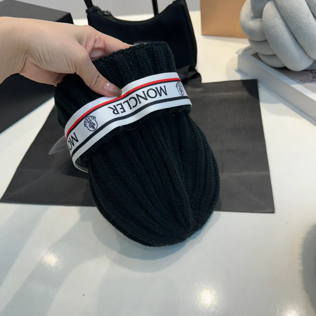 P70 Moncler Mouth Mouth, the latest model from the official website 🆕 Thick knitted beanie for autumn and winter. The knitted hat is a must-have for winter wear®️. It not only has the function of preventing cold, but also serves as a match to enhance the winter atmosphere. At the same time, thick knitted beanie is also very friendly to friends with big heads!