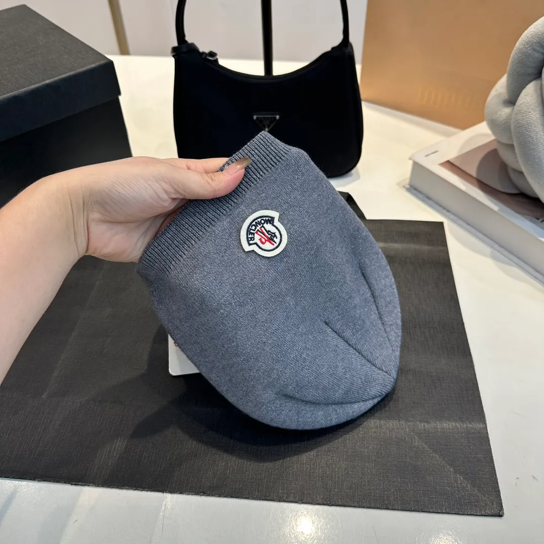 P50 Moncler 💥 Official website classic knitted hat, replica of the original. Very soft and skin-friendly, very elastic 💓 Textured and very versatile style ~ Warm cashmere woolen hat, one size fits all and elastic ~ Unisex, can be worn by any head size. Super quality, highly recommended