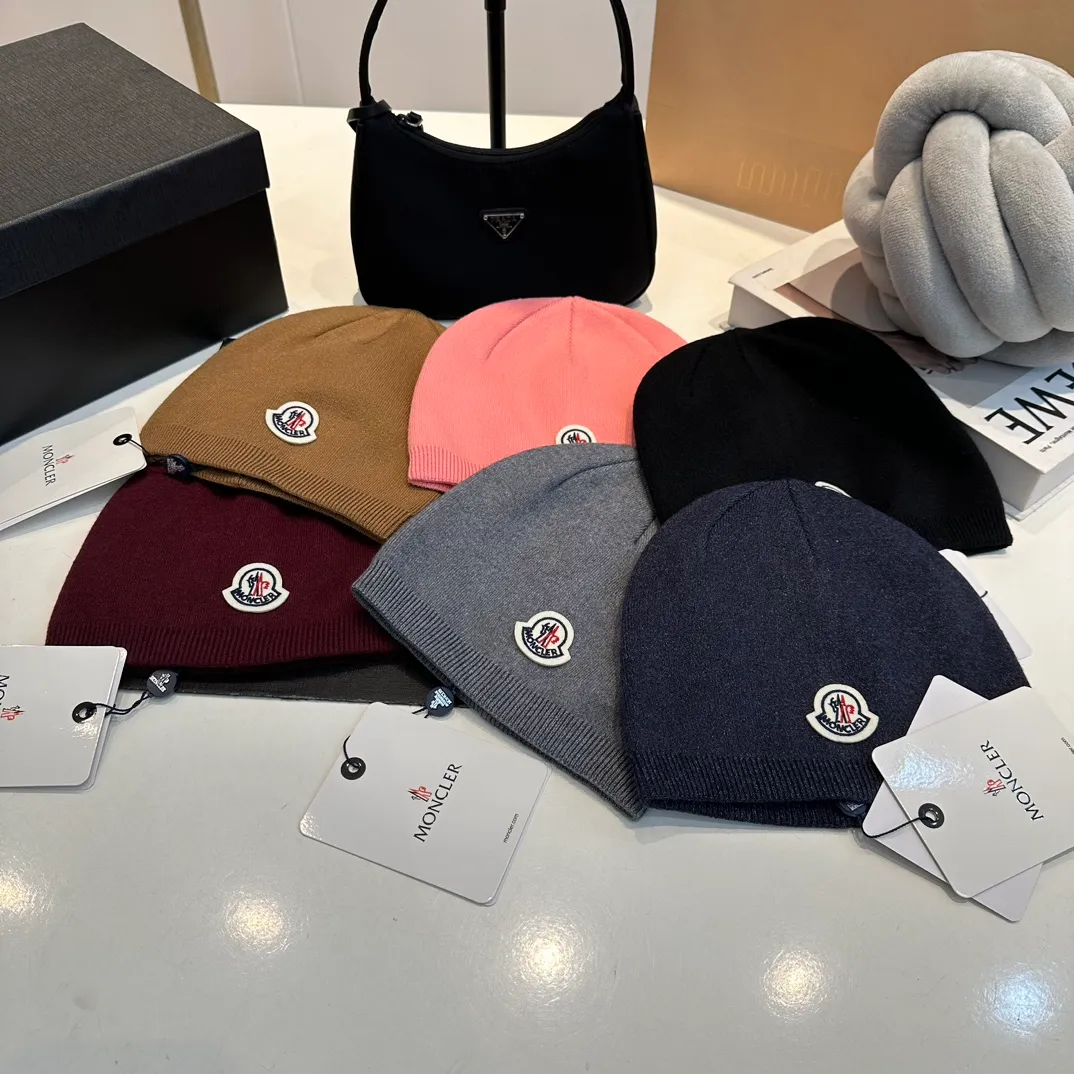 P50 Moncler 💥 Official website classic knitted hat, replica of the original. Very soft and skin-friendly, very elastic 💓 Textured and very versatile style ~ Warm cashmere woolen hat, one size fits all and elastic ~ Unisex, can be worn by any head size. Super quality, highly recommended
