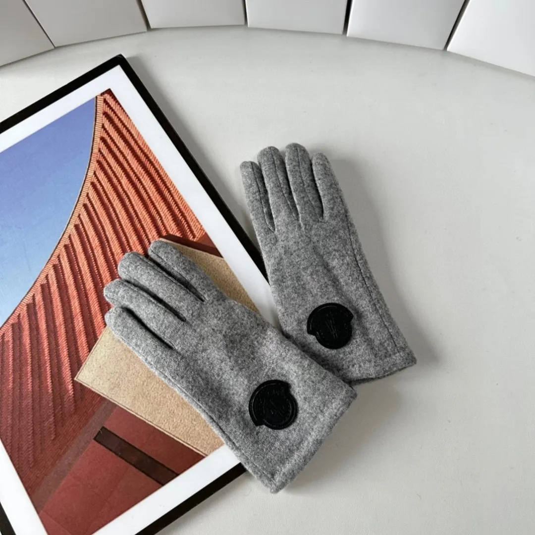 Special P110 comes with packaging. Moncler's new gloves, fashionable gloves, a must-have for autumn and winter, classic and simple💕super comfortable, soft and versatile!