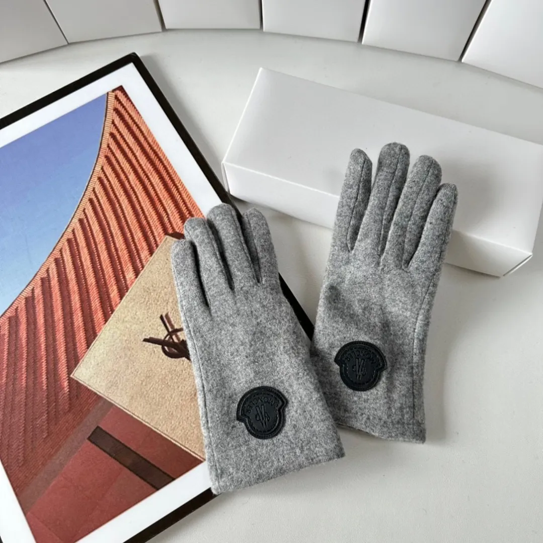 Special P110 comes with packaging. Moncler's new gloves, fashionable gloves, a must-have for autumn and winter, classic and simple💕super comfortable, soft and versatile!