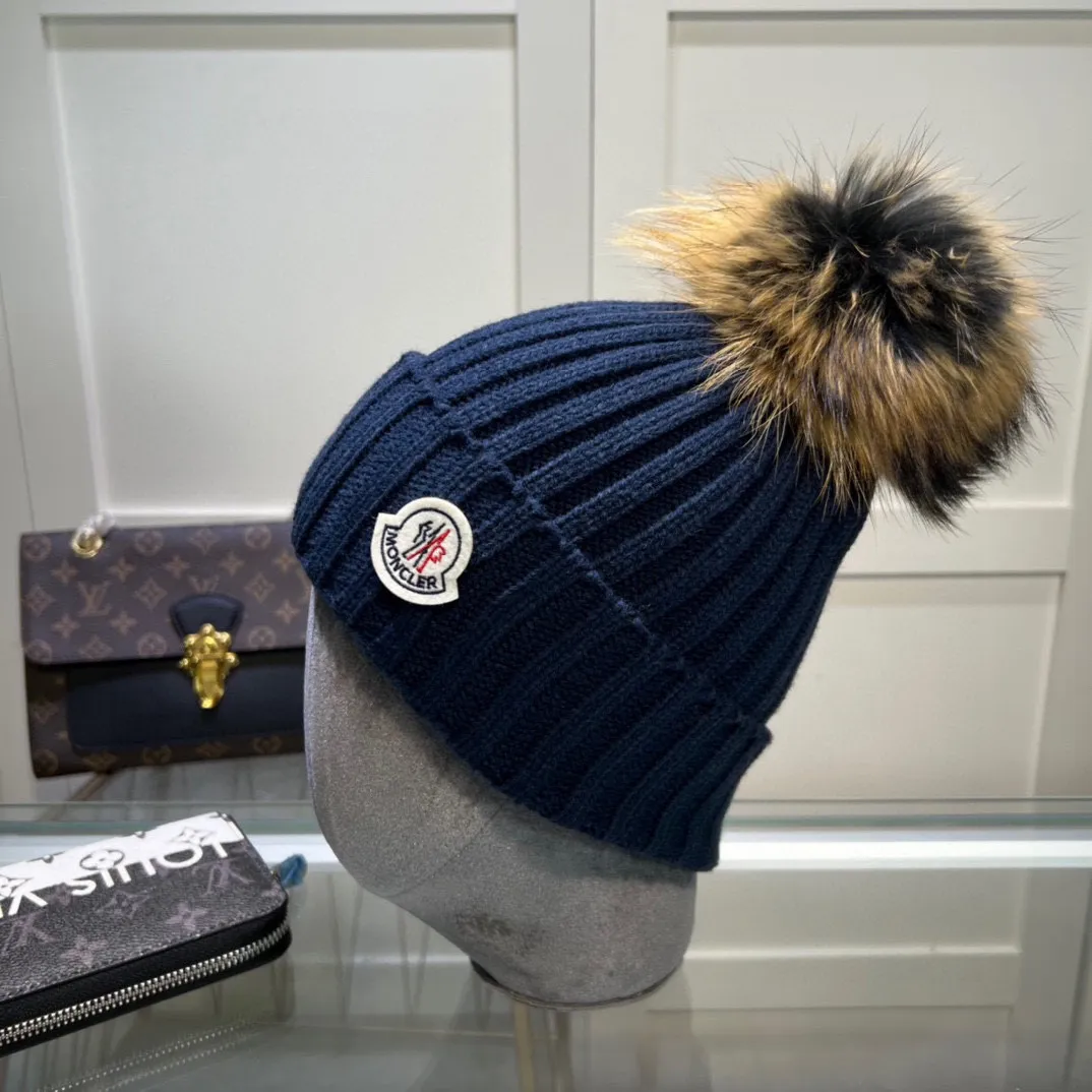 P70 comes with dust-proof bag. Mouth-mounted MONCLER 〈Suitable for adults, children, children and teenagers, great elasticity,〉 Comes with wool ball knitting! The latest wool knitted hat from the official website, a replica of the original one from the official website. Very soft and skin-friendly, with good elasticity! Textured and very versatile style~ Warm woolen hat, one size fits all and elastic~ Unisex, can be worn by any head size. Really recommended