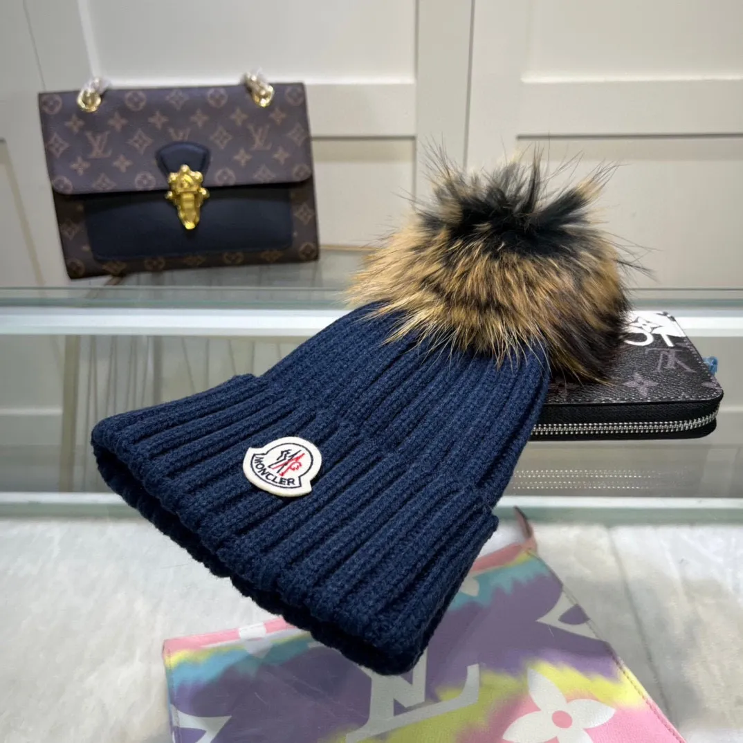 P70 comes with dust-proof bag. Mouth-mounted MONCLER 〈Suitable for adults, children, children and teenagers, great elasticity,〉 Comes with wool ball knitting! The latest wool knitted hat from the official website, a replica of the original one from the official website. Very soft and skin-friendly, with good elasticity! Textured and very versatile style~ Warm woolen hat, one size fits all and elastic~ Unisex, can be worn by any head size. Really recommended