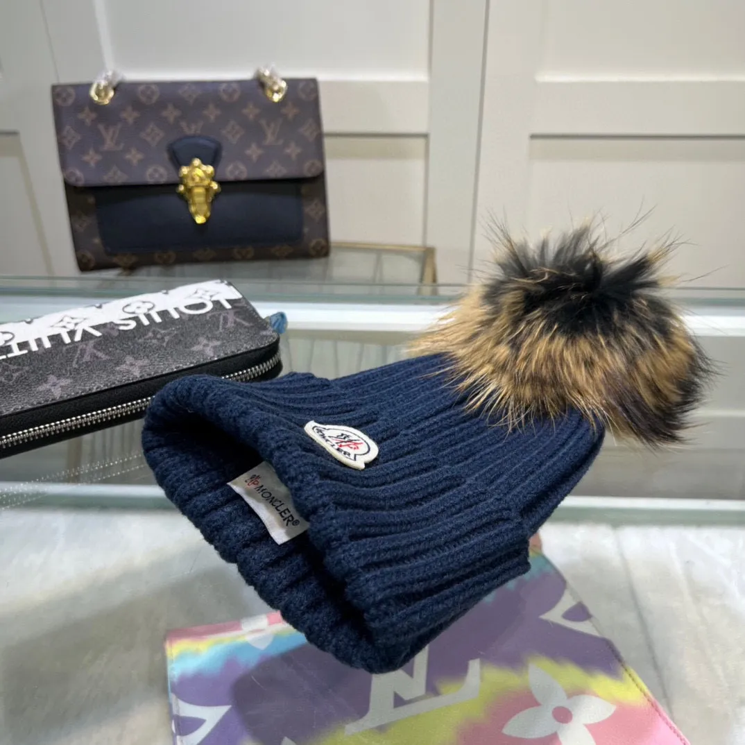 P70 comes with dust-proof bag. Mouth-mounted MONCLER 〈Suitable for adults, children, children and teenagers, great elasticity,〉 Comes with wool ball knitting! The latest wool knitted hat from the official website, a replica of the original one from the official website. Very soft and skin-friendly, with good elasticity! Textured and very versatile style~ Warm woolen hat, one size fits all and elastic~ Unisex, can be worn by any head size. Really recommended