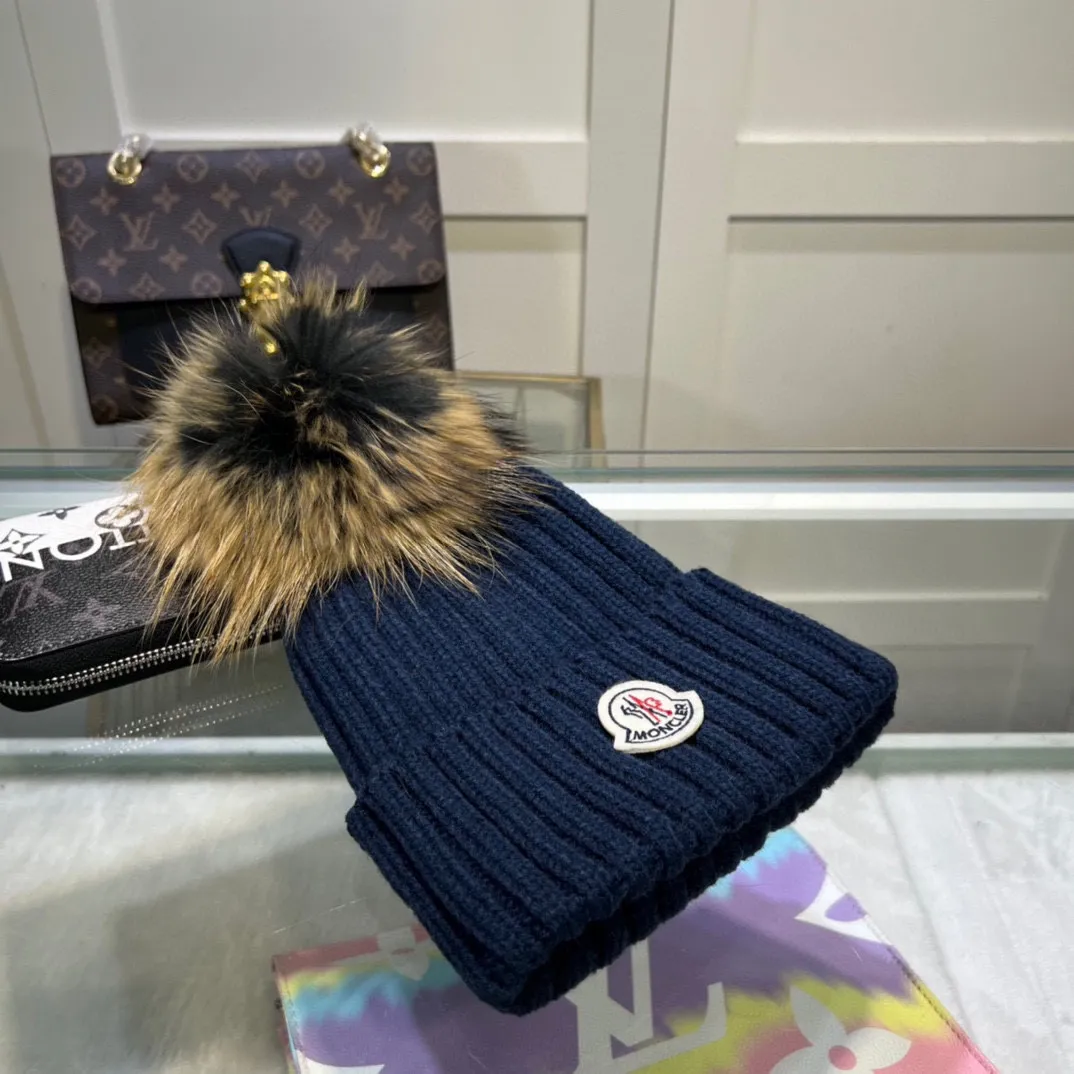 P70 comes with dust-proof bag. Mouth-mounted MONCLER 〈Suitable for adults, children, children and teenagers, great elasticity,〉 Comes with wool ball knitting! The latest wool knitted hat from the official website, a replica of the original one from the official website. Very soft and skin-friendly, with good elasticity! Textured and very versatile style~ Warm woolen hat, one size fits all and elastic~ Unisex, can be worn by any head size. Really recommended