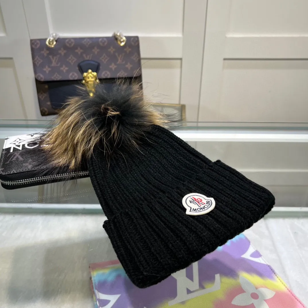 P70 comes with dust-proof bag. Mouth-mounted MONCLER 〈Suitable for adults, children, children and teenagers, great elasticity,〉 Comes with wool ball knitting! The latest wool knitted hat from the official website, a replica of the original one from the official website. Very soft and skin-friendly, with good elasticity! Textured and very versatile style~ Warm woolen hat, one size fits all and elastic~ Unisex, can be worn by any head size. Really recommended