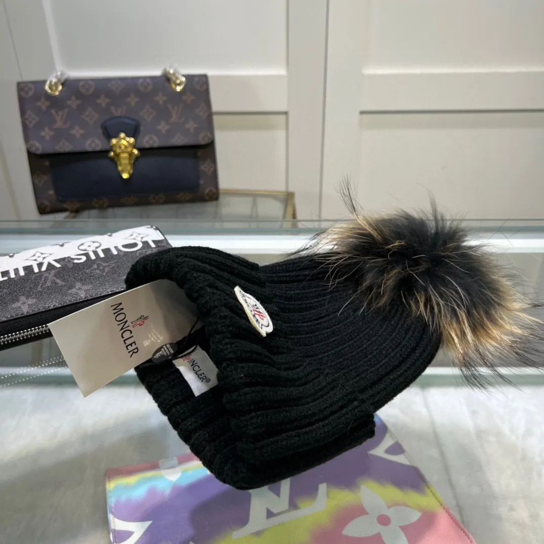 P70 comes with dust-proof bag. Mouth-mounted MONCLER 〈Suitable for adults, children, children and teenagers, great elasticity,〉 Comes with wool ball knitting! The latest wool knitted hat from the official website, a replica of the original one from the official website. Very soft and skin-friendly, with good elasticity! Textured and very versatile style~ Warm woolen hat, one size fits all and elastic~ Unisex, can be worn by any head size. Really recommended