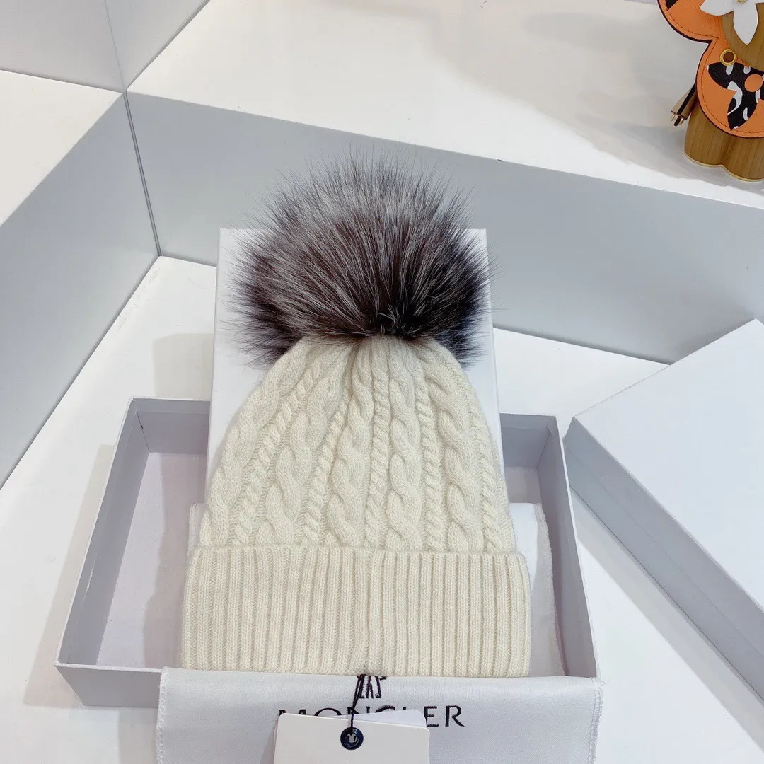 Special batch of 120 Moncler autumn and winter women's wool knitted warm knitted hats. Cashmere soft and waxy texture, genuine enjoyment. Extra large fox fur ball 1:1 customized, original label! High quality in stock