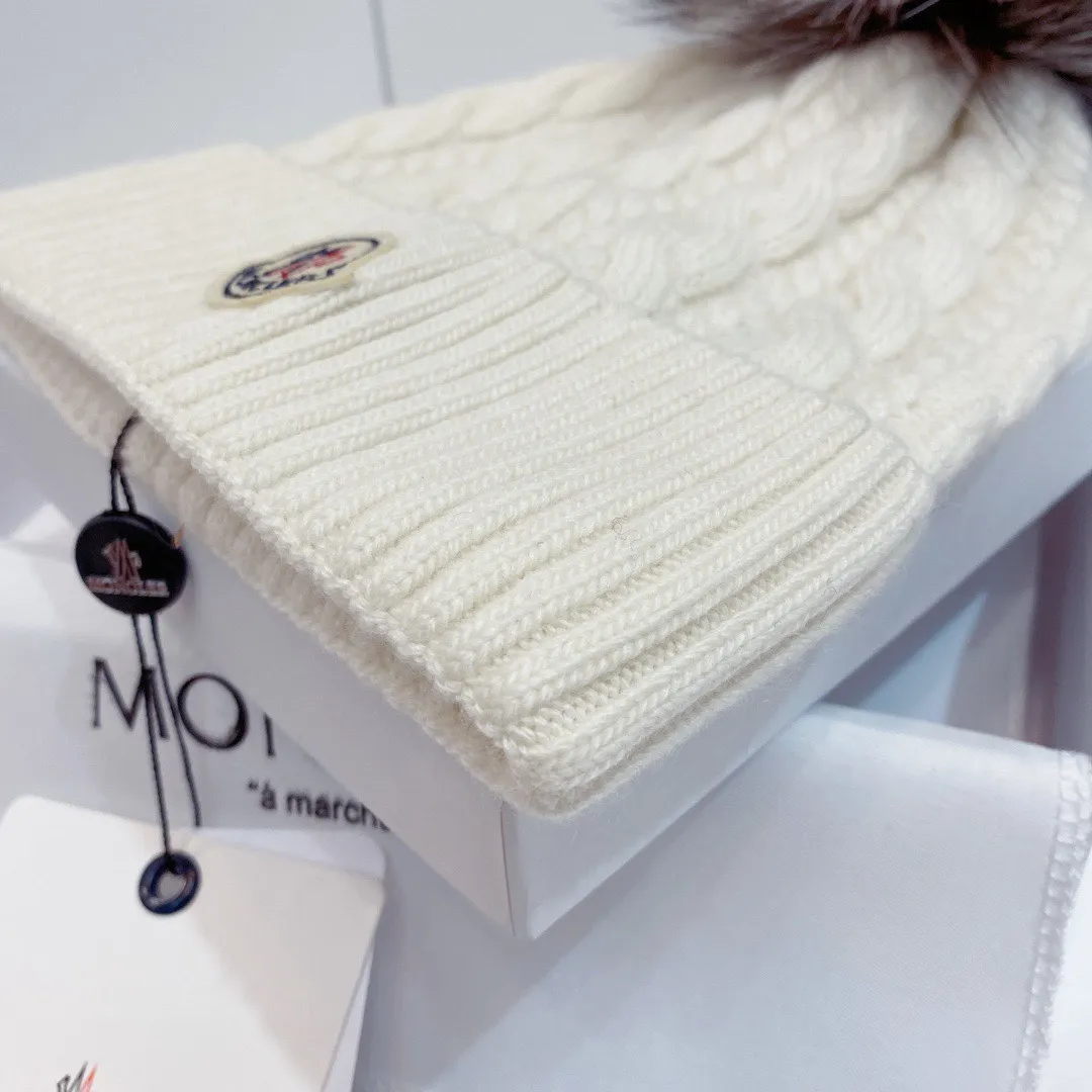 Special batch of 120 Moncler autumn and winter women's wool knitted warm knitted hats. Cashmere soft and waxy texture, genuine enjoyment. Extra large fox fur ball 1:1 customized, original label! High quality in stock