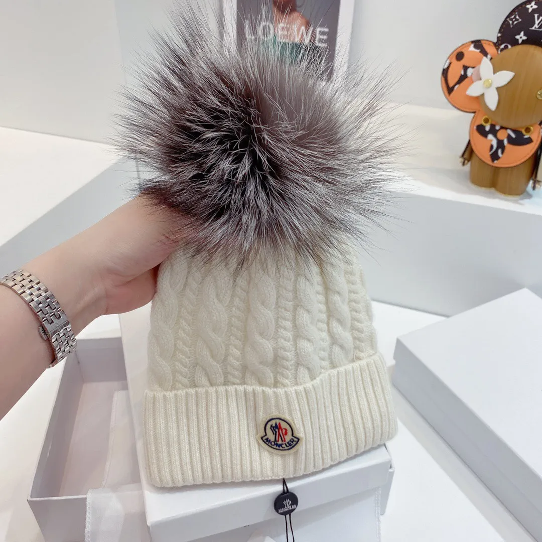 Special batch of 120 Moncler autumn and winter women's wool knitted warm knitted hats. Cashmere soft and waxy texture, genuine enjoyment. Extra large fox fur ball 1:1 customized, original label! High quality in stock