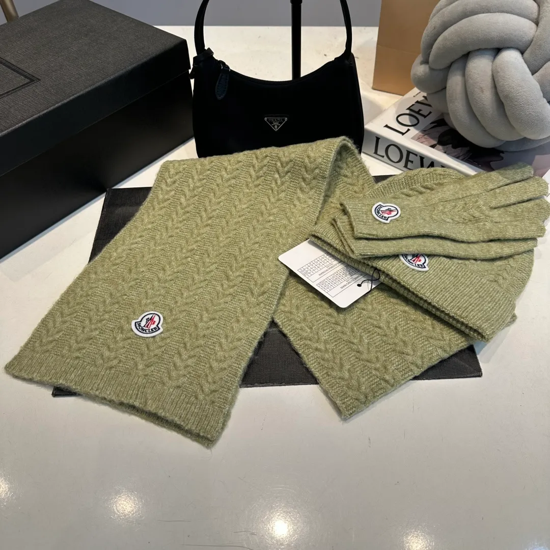 P160 Moncler muzzle suit autumn and winter style cuffed wool knitted beanie High quality customization! This must be my favorite of minimalism. It is clean, neat, fashionable and versatile, and will definitely not be picky about your face shape! A fashionable classic that lasts forever! Both men and women are welcome!