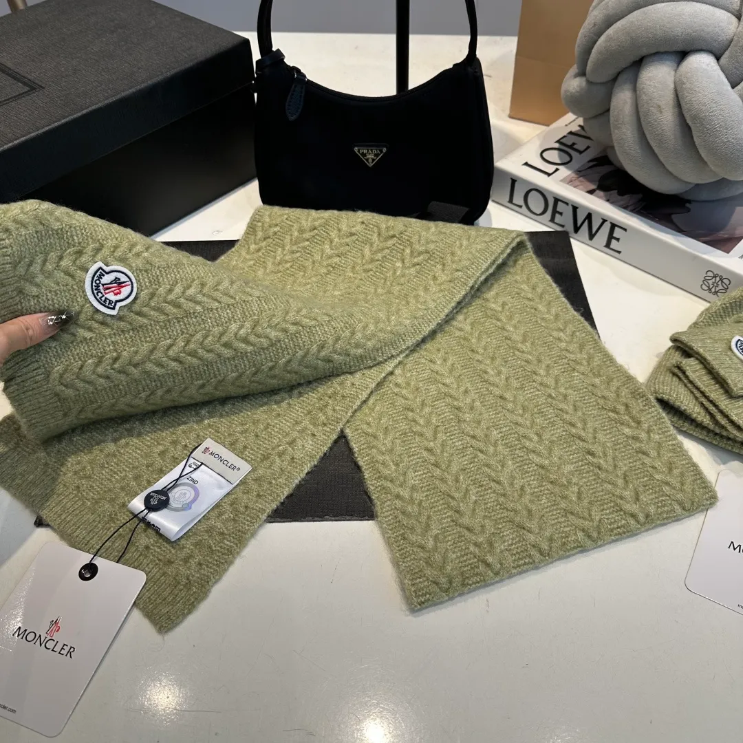 P160 Moncler muzzle suit autumn and winter style cuffed wool knitted beanie High quality customization! This must be my favorite of minimalism. It is clean, neat, fashionable and versatile, and will definitely not be picky about your face shape! A fashionable classic that lasts forever! Both men and women are welcome!
