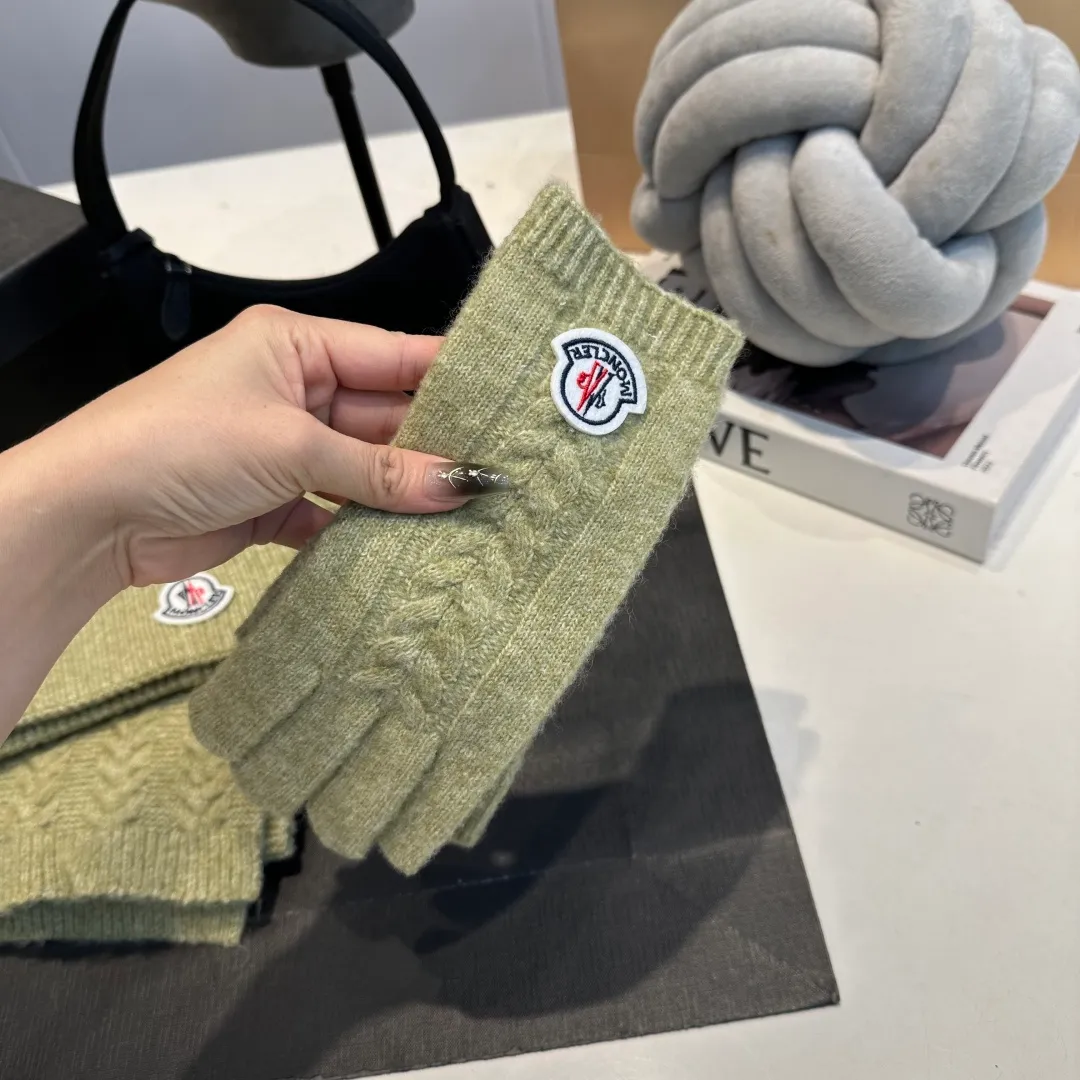 P160 Moncler muzzle suit autumn and winter style cuffed wool knitted beanie High quality customization! This must be my favorite of minimalism. It is clean, neat, fashionable and versatile, and will definitely not be picky about your face shape! A fashionable classic that lasts forever! Both men and women are welcome!