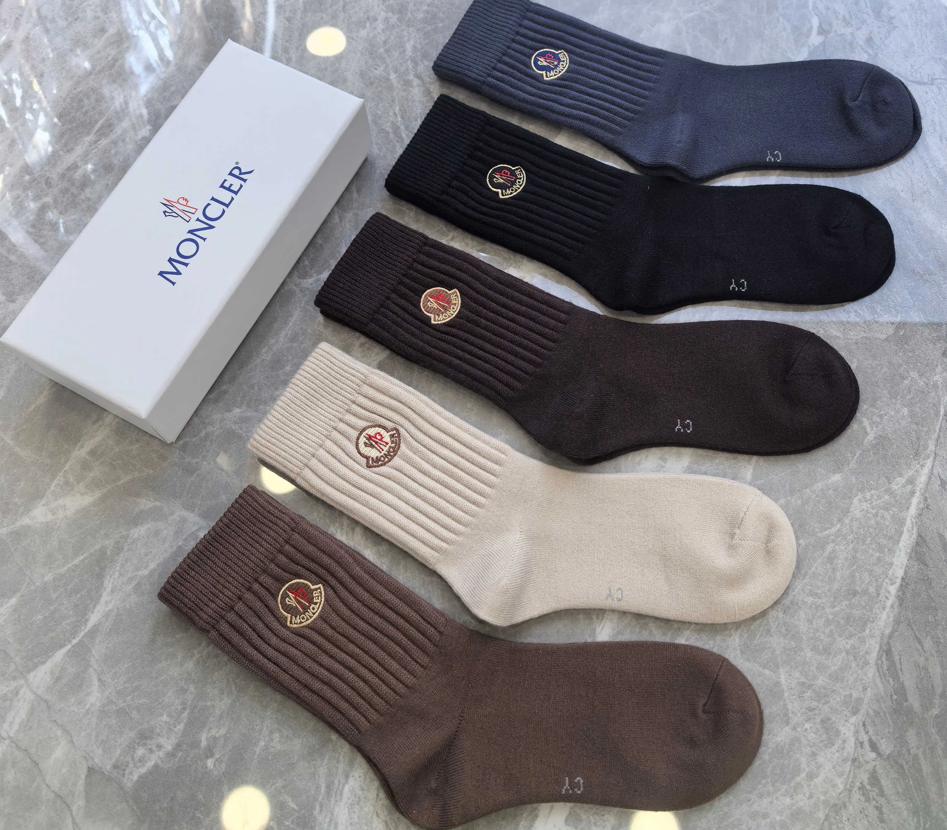 Special P100💛 Comes with counter packaging MONCLER’s latest cashmere embroidered mid-length pile socks! Five pairs in a box, synchronized tube socks at the counter, 💛 big brands are out, a must-have for fashionistas 🔥 super easy to match