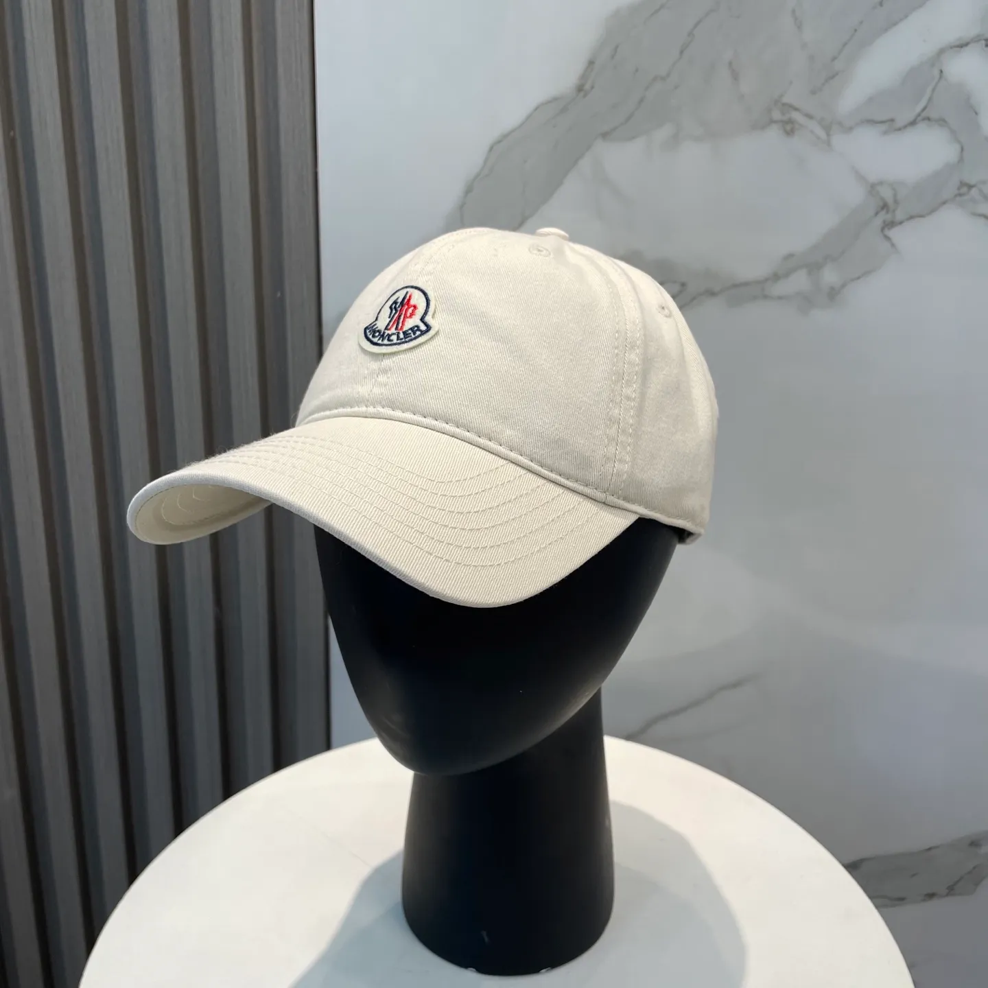 P50 MONCLER new baseball cap, a fashionable street item with a very good style, a favorite among Internet celebrities and fashion bloggers! High quality, comfortable and breathable, concave shape looks good