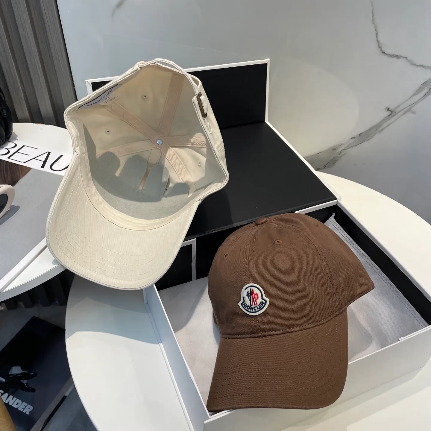 P50 MONCLER new baseball cap, a fashionable street item with a very good style, a favorite among Internet celebrities and fashion bloggers! High quality, comfortable and breathable, concave shape looks good