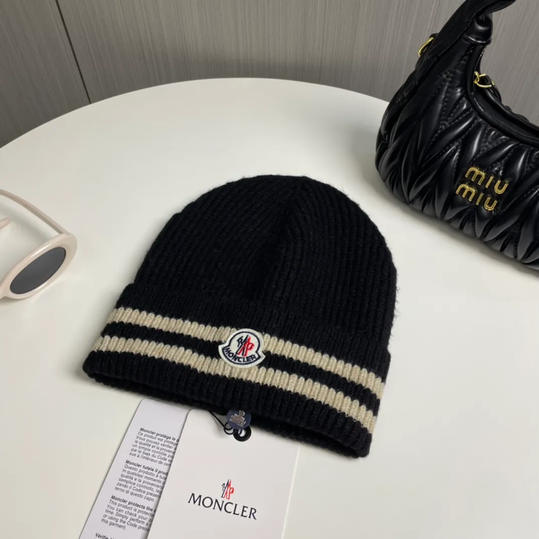 P56 Moncler👒Classic original single-mouthed knitted beanie, made of selected wool fabric with ultra-high wool content‼ ️Super soft to the touch, extremely elastic, high-end, age-reducing, and super warm!