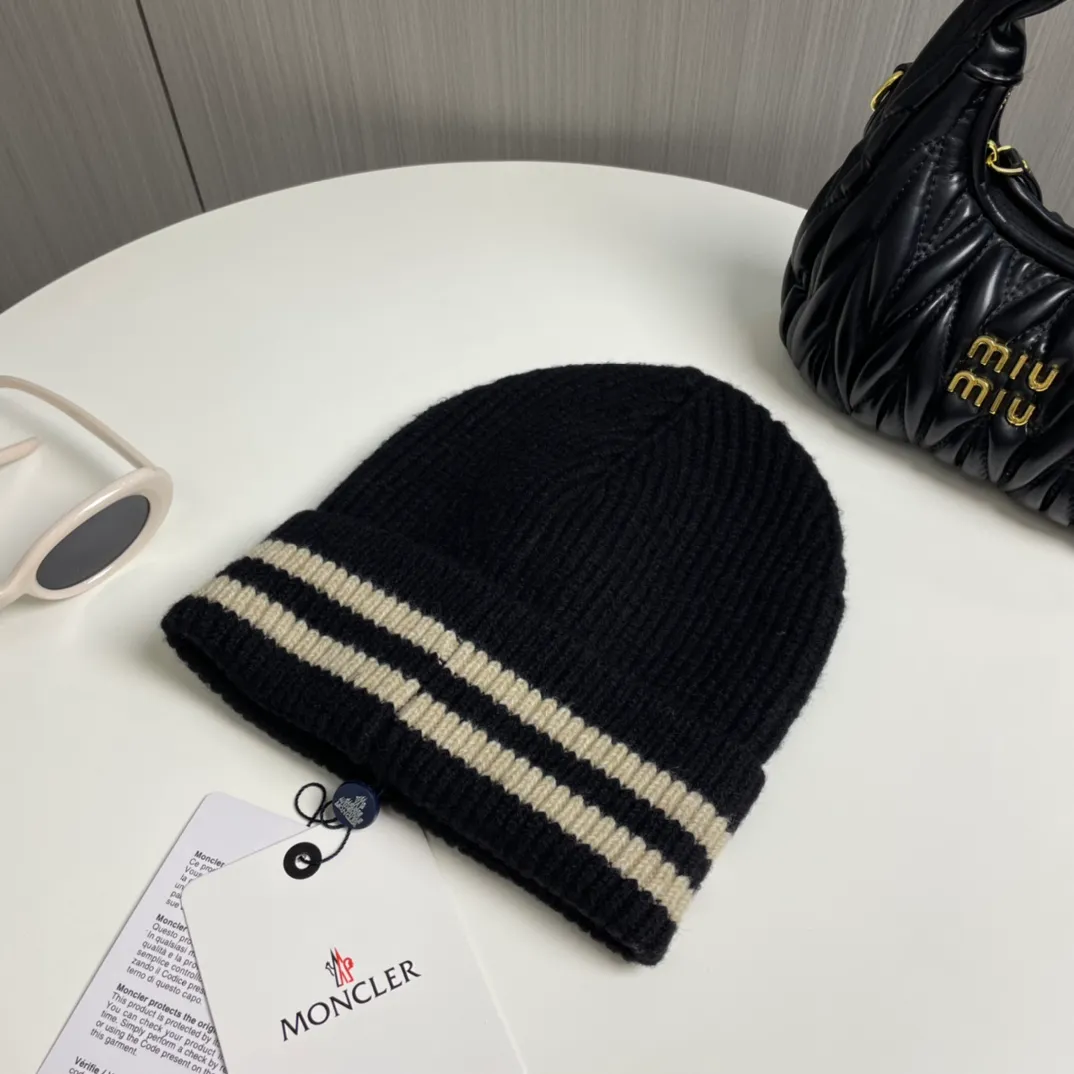 P56 Moncler👒Classic original single-mouthed knitted beanie, made of selected wool fabric with ultra-high wool content‼ ️Super soft to the touch, extremely elastic, high-end, age-reducing, and super warm!