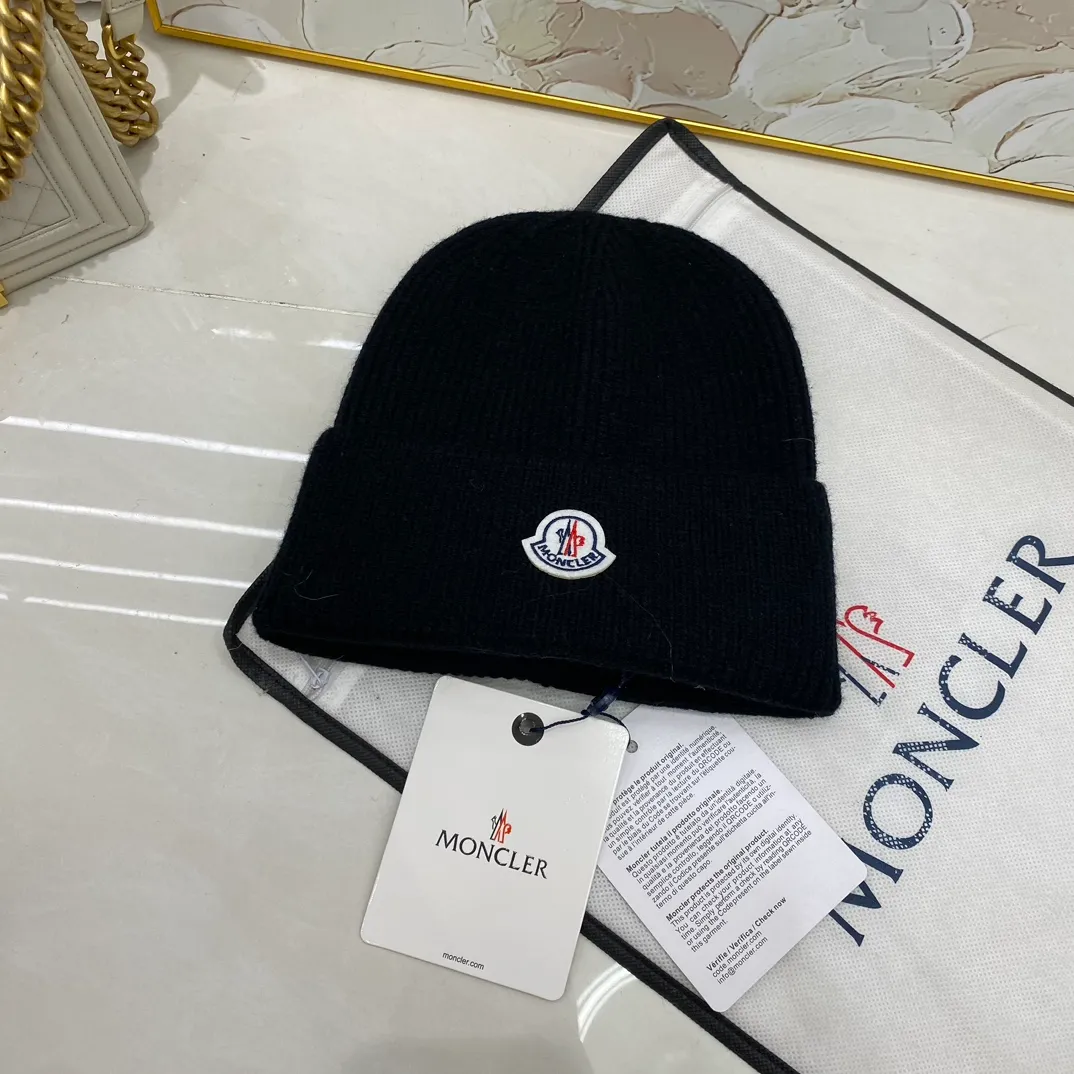 Moncler muzzle knitted hat