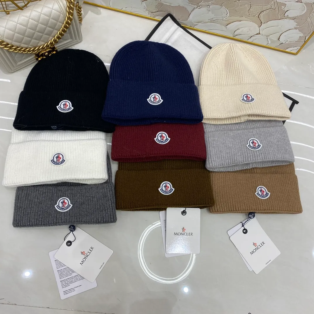 Moncler muzzle knitted hat