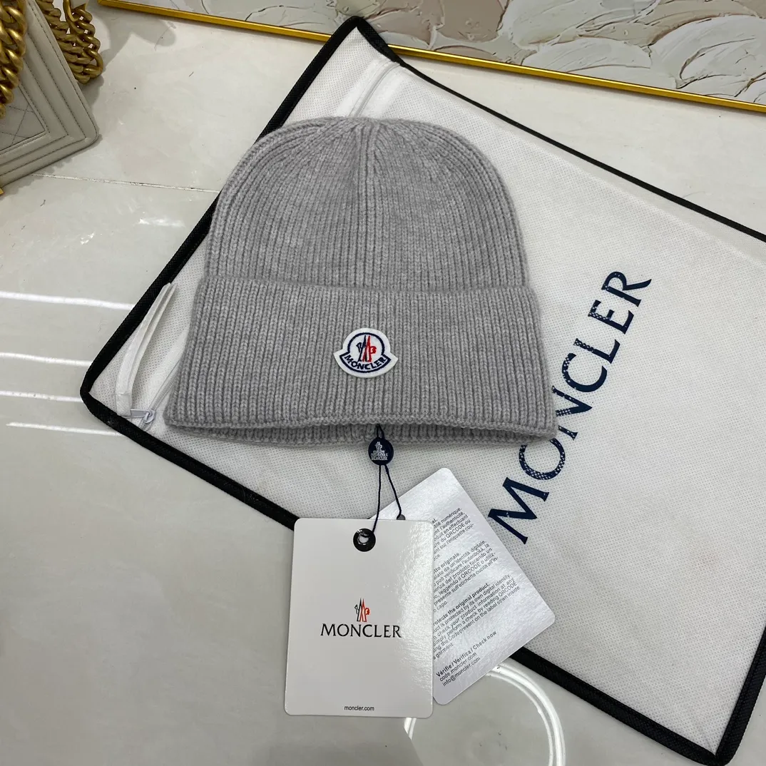 Moncler muzzle knitted hat