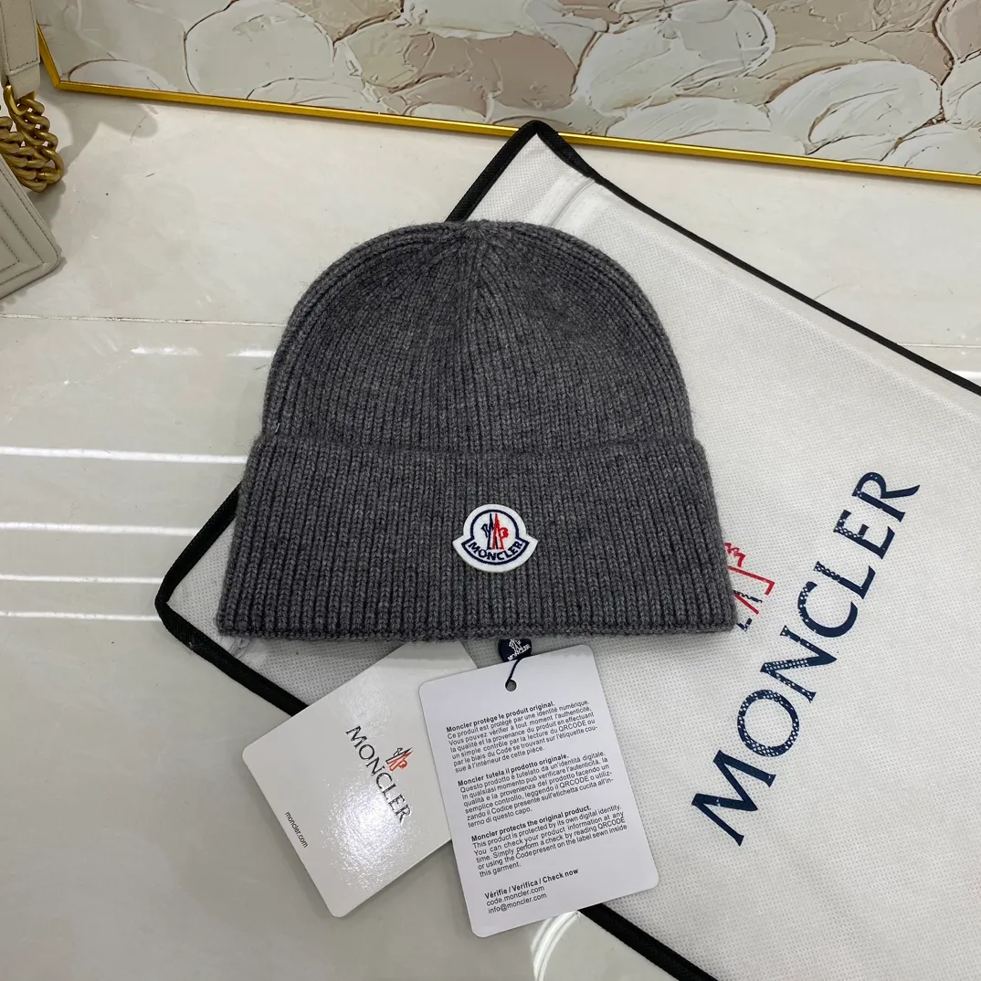 Moncler muzzle knitted hat