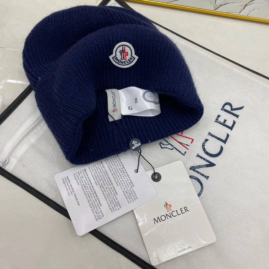 Moncler muzzle knitted hat