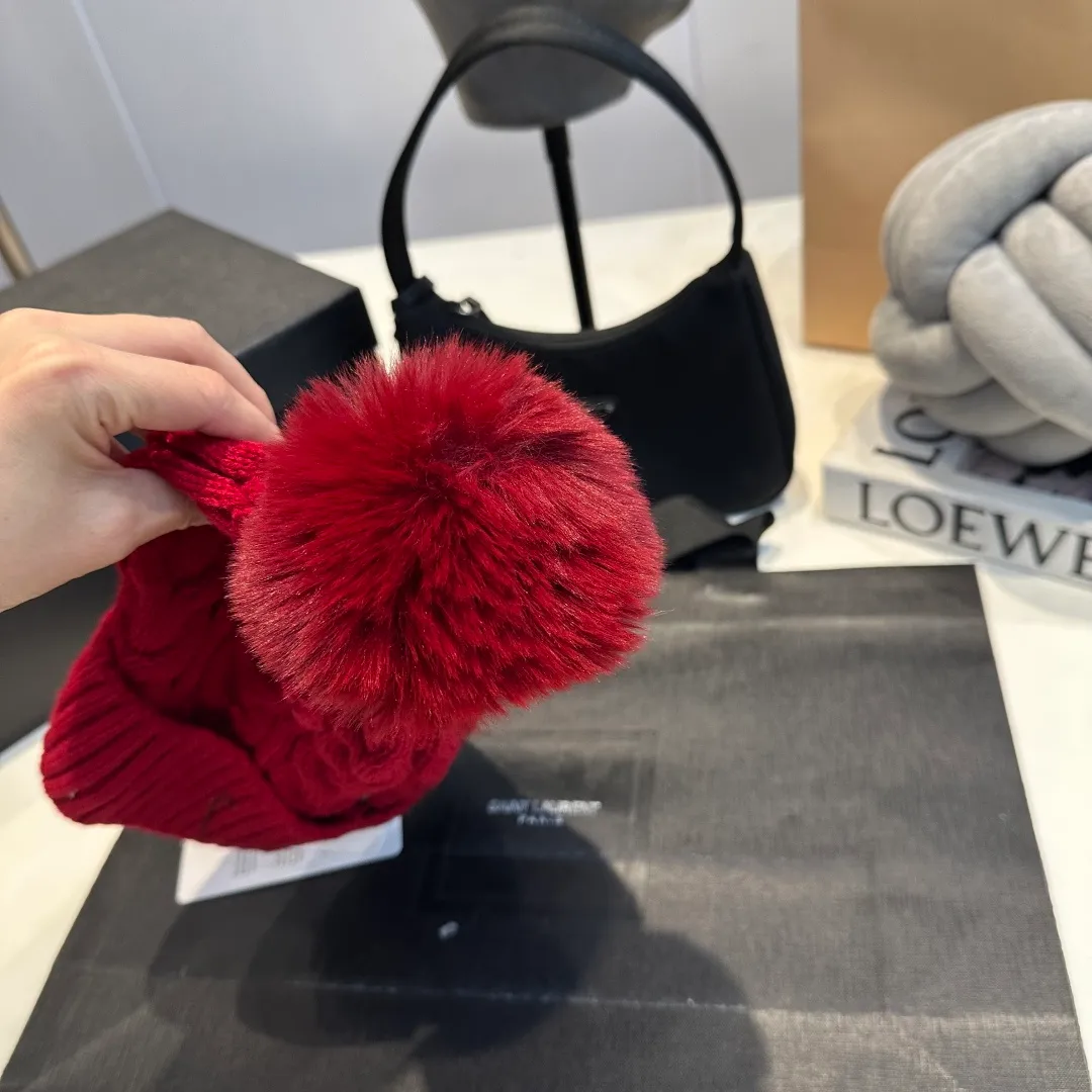 P70 Moncler hooded twist warm wool hat, sweet and cool style get! Reduce your age and make your face appear smaller. I’d like to share it with you all. The four colors match well and the breasts are so milky~