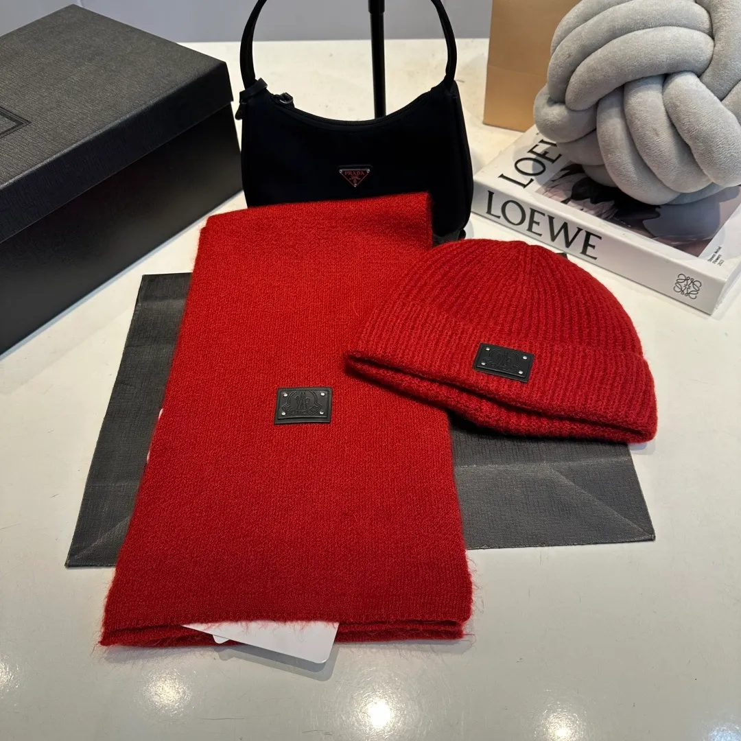 P140 Moncler muzzle suit 2025 autumn and winter style cuffed wool knitted beanie High quality customization! This must be my favorite of minimalism. It is clean, neat, fashionable and versatile, and will definitely not be picky about your face shape! A fashionable classic that lasts forever! Both men and women are welcome!