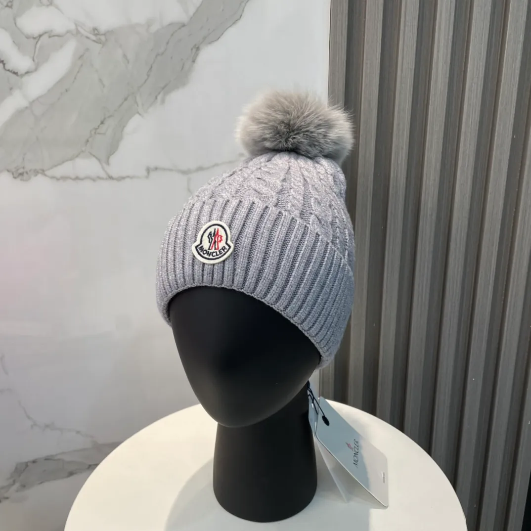 P90 with dust bag Moncler👒Classic original single-mouthed knitted wool hat, made of selected wool fabrics with ultra-high wool content‼ ️It feels super soft and has excellent elasticity. The rabbit fur ball is high-end, age-reducing and super warm!