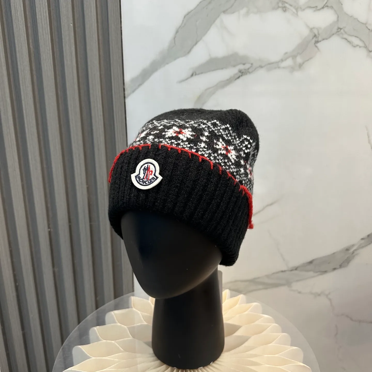 P70 MONCLER wool hat👍The quality is very soft and comfortable, warm and fashionable, simple and elegant, versatile!