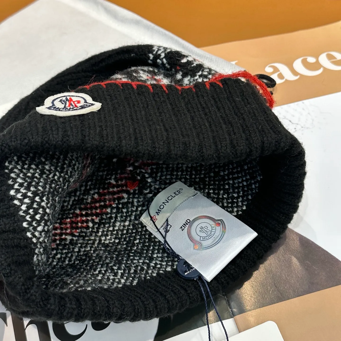 P70 MONCLER wool hat👍The quality is very soft and comfortable, warm and fashionable, simple and elegant, versatile!