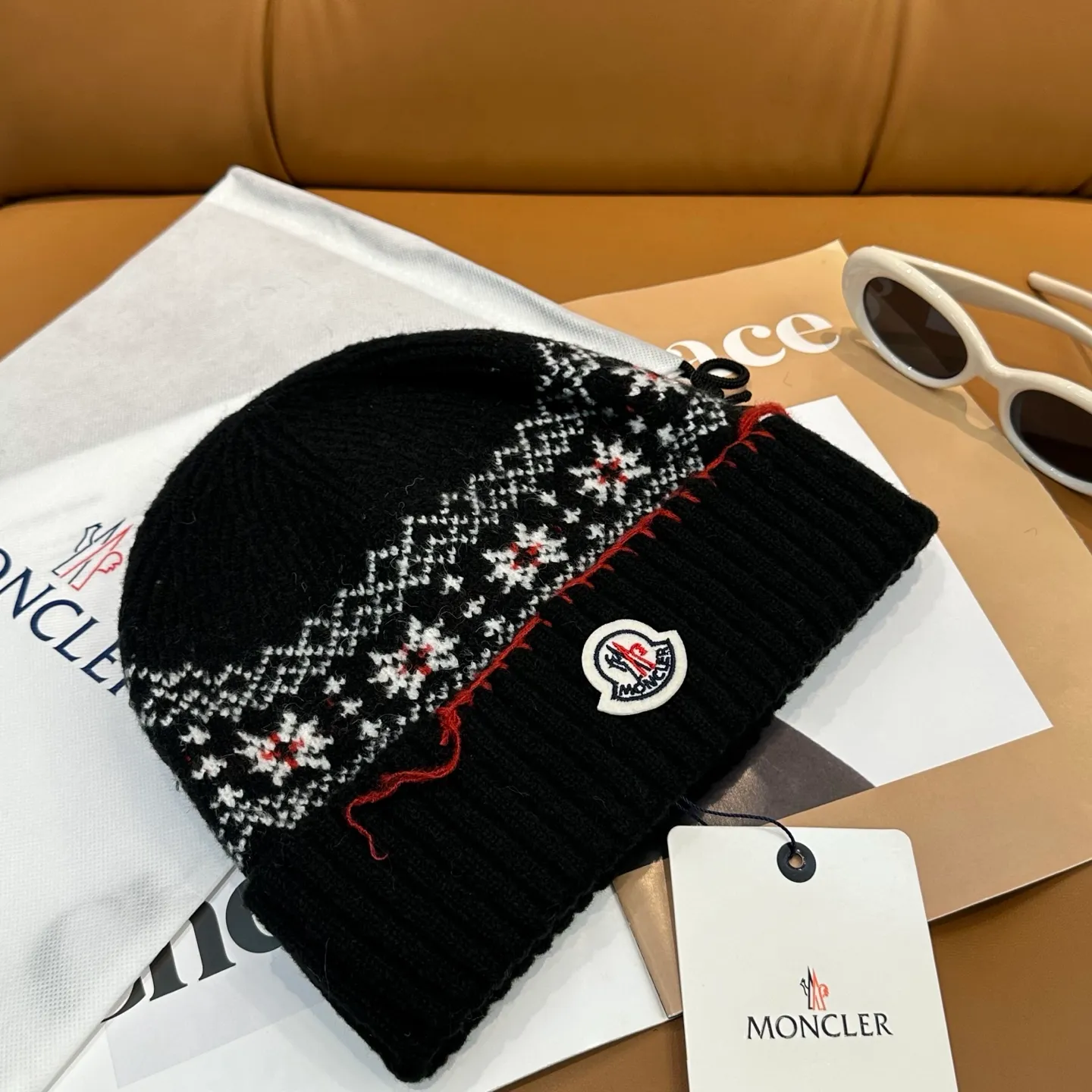 P70 MONCLER wool hat👍The quality is very soft and comfortable, warm and fashionable, simple and elegant, versatile!